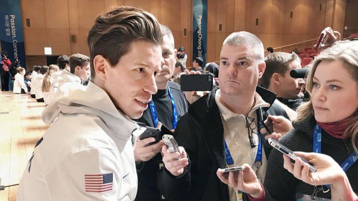 Quelle: Imago Shaun White ist die lebende Snowboard-Legende aus den USA. Beim Outfit für die amerikanischen Snowboarder haben sich die Designer bei Ausrüster Burton von den Anzügen der amerikanischen Astronauten inspirieren lassen.