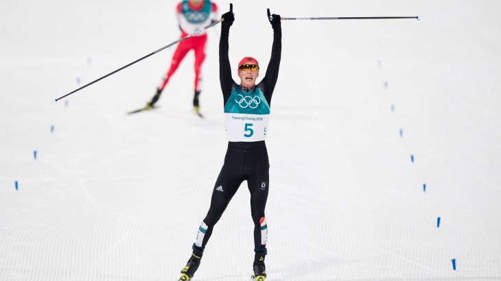 Eric Frenzel wird in der Nordischen Kombination seiner Favoritenrolle gerecht. Der Sachse gewinnt Gold gleich beim ersten Wettbewerb (Normalschanze). Eric Frenzel wird in der Nordischen Kombination seiner Favoritenrolle gerecht. Der Sachse gewinnt Gold gleich beim ersten Wettbewerb (Normalschanze).