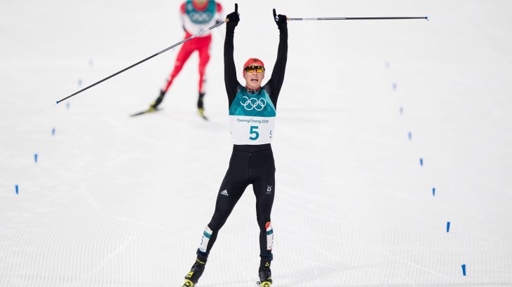 Eric Frenzel wird in der Nordischen Kombination seiner Favoritenrolle gerecht. Der Sachse gewinnt Gold gleich beim ersten Wettbewerb (Normalschanze).