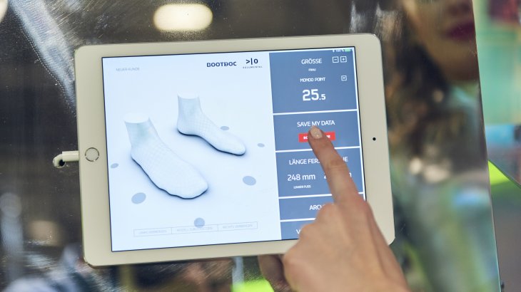 Digitization has also made its way into winter sports, such as in the case of boot fittings via touch screen.
