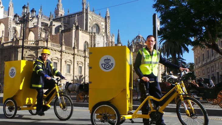E-bikes are becoming increasingly variable. For example, the technology company Continental has entered into a cooperation agreement with the Spanish postal service: This can now deliver shipments more sustainably and comfortably with load wheels from Bikelecing.