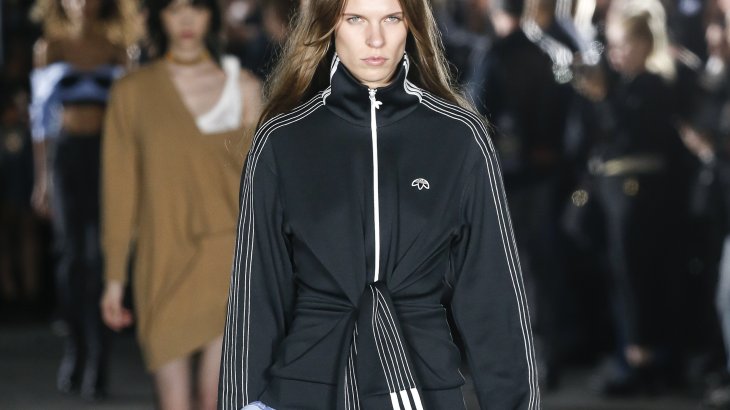 The collaboration between Alexander Wang and Adidas offers a mixture of athleisure and rave look. The designer has already launched his third collection with the sporting goods giant. Wang consistently turns the Adidas logo upside down. The designs are characterized by a subversive pixel look and deliberately incorporated shortcomings.