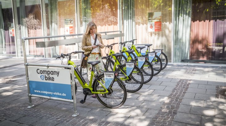 Shared Economy ist auch auf dem E-Bike-Markt angekommen. „Das ist ein echter Trend, schließlich wird das Umweltbewusstsein bei vielen Menschen immer größer. Inzwischen nutzen nicht nur Tourismus-Regionen die Mietangebote, sondern zunehmend auch Universitäten oder Firmen“, so Franziska Berger von Movelo. Auch als Fortbewegungsmittel innerhalb großer Firmengelände ist das kraft- und umweltschonende E-Bike Gold wert. Shared Economy ist auch auf dem E-Bike-Markt angekommen. „Das ist ein echter Trend, schließlich wird das Umweltbewusstsein bei vielen Menschen immer größer. Inzwischen nutzen nicht nur Tourismus-Regionen die Mietangebote, sondern zunehmend auch Universitäten oder Firmen“, so Franziska Berger von Movelo. Auch als Fortbewegungsmittel innerhalb großer Firmengelände ist das kraft- und umweltschonende E-Bike Gold wert.