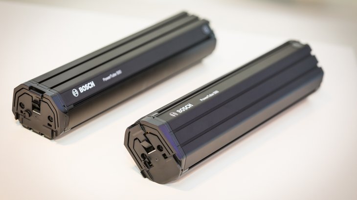 Bosch setzt bei seinen E-Bike-Lösungen auf sein „Dual Battery“-System, das intelligent zwischen zwei Akkus umschaltet, die im Rahmen untergebracht sind. Bosch setzt bei seinen E-Bike-Lösungen auf sein „Dual Battery“-System, das intelligent zwischen zwei Akkus umschaltet, die im Rahmen untergebracht sind.
