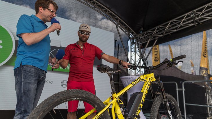Stefan Schlie (r.) war einst professioneller Trial-Fahrer, schwört inzwischen allerdings auf E-Bikes. Gerade für längere Offroad-Trips ist er großer Fan eines weiteren Trends: Zusatz-Akkus als Range Extender. Stefan Schlie (r.) war einst professioneller Trial-Fahrer, schwört inzwischen allerdings auf E-Bikes. Gerade für längere Offroad-Trips ist er großer Fan eines weiteren Trends: Zusatz-Akkus als Range Extender.