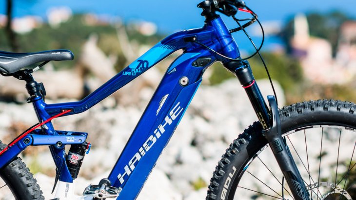 Haibike geht bei diesem Trend voran, hat bei einem Modell zum Beispiel die Möglichkeit, einen zweiten Akku am Unterrohr zu montieren. Macht 1000 Wh und ein doppelt langes E-Bike-Vergnügen. Auch beim ersten Akku sind die Schweinfurter um eine schicke Unterbringung im Rahmen bemüht. Haibike geht bei diesem Trend voran, hat bei einem Modell zum Beispiel die Möglichkeit, einen zweiten Akku am Unterrohr zu montieren. Macht 1000 Wh und ein doppelt langes E-Bike-Vergnügen. Auch beim ersten Akku sind die Schweinfurter um eine schicke Unterbringung im Rahmen bemüht.