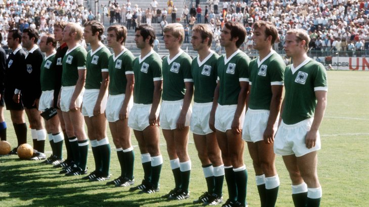 Quelle: Imago WM 1970: In Mexiko brachen die deutschen Fußballer dann mit der Tradition. Die Mannschaft um Berti Vogts (r.) lief erstmals in grünen Trikots auf, das DFB-Logo im weißen Rahmen auf der Brust. Und die WM in Mexiko sollte auch eine neue Tradition begründen. Bis auf ein paar Ausnahmen seit der Jahrtausendwende spielen die Deutschen bis heute in grünen Auswärtsleibchen.