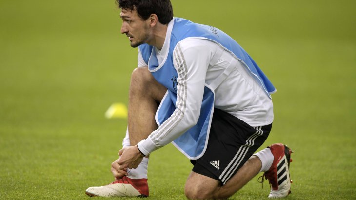 Quelle: Imago Einer von fünf Spielern, die in Adidas Predator 18.1 auflaufen werden, ist der Münchner Mats Hummels. Höchstwahrscheinlich dürfte er in Russland allerdings nicht so oft mit dem Aufwärmleibchen zu sehen sein. (219,95 Euro)
