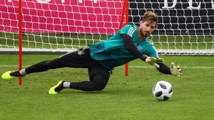 Quelle: Imago Auch wenn Torhüter Kevin Trapp vor allem für das Fangen von Bällen zuständig ist, braucht er natürlich einen sicheren Halt. Er findet ihn wie Angreifer Thomas Müller in Adidas X18.1 (219,95 Euro).