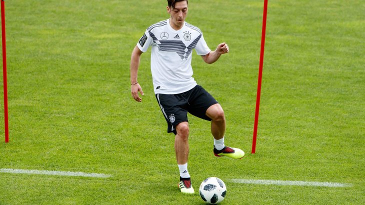 Quelle: Imago Mesut Özil kickt in Adidas Predator 18+, von diesen Schuhen aus dürften bei der WM wieder einige Vorlagen den Weg zu Mitspielern finden (299,95 Euro).