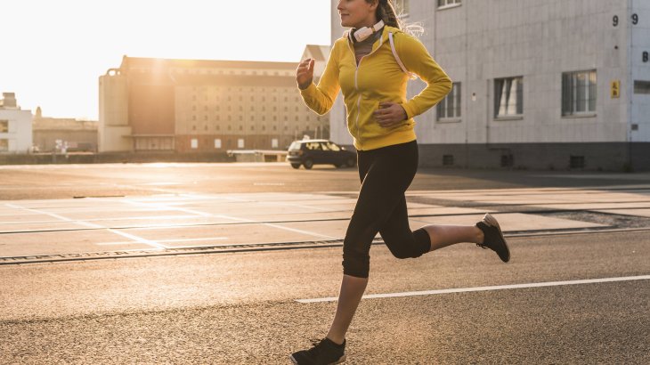 Trend 5, Zielgruppe Frauen wächst weiter: Vorbei sind die Zeiten, in denen Sportartikelindustrie in erster Linie für Männer produziert hat. Denn gerade beim Running spielen Frauen als Zielgruppe eine gehörige Rolle. Das macht sich übrigens auch bei den Influencern bemerkbar, wo etwa Puma mit Selena Gomez, Cara Delevingne oder dem New York City Ballett bewusst auf starke Frauen setzt. Trend 5, Zielgruppe Frauen wächst weiter: Vorbei sind die Zeiten, in denen Sportartikelindustrie in erster Linie für Männer produziert hat. Denn gerade beim Running spielen Frauen als Zielgruppe eine gehörige Rolle. Das macht sich übrigens auch bei den Influencern bemerkbar, wo etwa Puma mit Selena Gomez, Cara Delevingne oder dem New York City Ballett bewusst auf starke Frauen setzt.