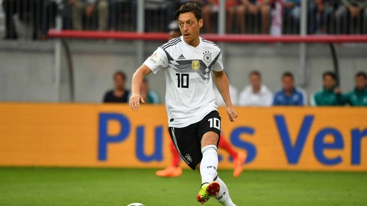Quelle: Imago Deutschlands Nummer eins unter den Social-Media-Stars ist immer noch Mesut Özil: Sein Tanz zwischen den Welten – türkische Herkunft, deutsche Staatsbürgerschaft, Vereins-Vertrag beim FC Arsenal in England – hat ihn zum populärsten deutschen Fußball-Star in den sozialen Medien gemacht. Bei Facebook folgen ihm über 31 Millionen Fans, bei Instagram sind es gut 16 Millionen. Auch bei Twitter besitzt Özil 23 Millionen Anhänger.