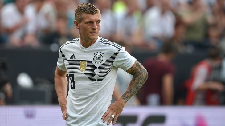 Quelle: Imago Beachtlich schlägt sich auch Toni Kroos in der Social-Media-Welt: Trotz seiner öffentlichen Zurückhaltung war Kroos der erste deutsche Fußballer, der bei Instagram die Zehn-Millionen-Marke knackte. Inzwischen folgen ihm fast 17 Millionen. Auch auf Facebook lesen zwölf Millionen die Botschaften des Stars von Real Madrid, bei Twitter sind es fast sieben Millionen. Von dreistelligen Millionenzahlen wie sein Hausnachbar Ronaldo kann Kroos dagegen nur träumen.