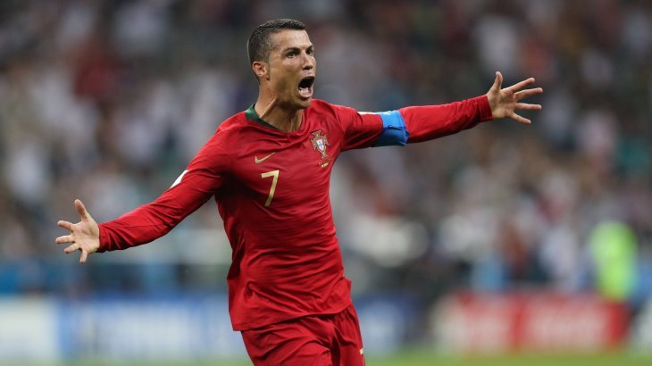 Quelle: Imago Cristiano Ronaldo jubelt zurecht. Er ist die Nummer eins unter den Social-Media-Stars der WM, mit knapp 127 Millionen Followern bei Instagram, über 122 Millionen Likes bei Facebook und 73 Millionen Fans bei Twitter. Mit kumuliert 322,7 Millionen Followern führt er das Ranking der WM-Teilnehmer deutlich an. CR7 hat fast 120 Millionen mehr Social-Media-Fans als der zweitbeste Fußballer Neymar.