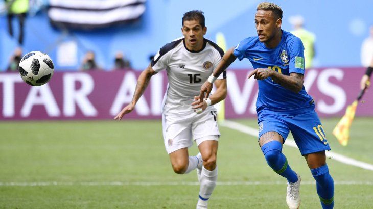 Quelle: Imago Zwei andere stehen noch vor ihm, doch er kommt ihnen näher: Brasilians Neymar (r.). 93,5 Millionen Follower hat er bei Instagram, gut 60 Millionen bei Facebook und 40 bei Twitter. Kumuliert kommt er sogar auf Rang zwei hinter Ronaldo, aber nur weil Messi ja nicht auf Twitter aktiv ist.