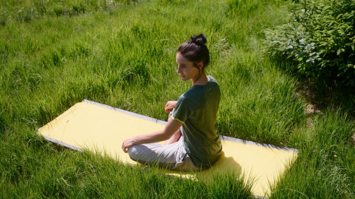 Genug Platz zum Relaxen und Träumen bietet das Outdoor-Klappbett von KingCamp. Genug Platz zum Relaxen und Träumen bietet das Outdoor-Klappbett von KingCamp.