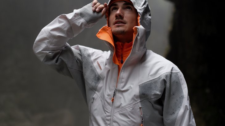 Rain? No matter, because the Nordwand hard shell from Mammut keeps you dry thanks to its Gore-Tex membrane. Regen? Egal, denn das Hardshell „Nordwand“ von Mammut hält dank Gore-Tex-Membran trocken. Rain? No matter, because the Nordwand hard shell from Mammut keeps you dry thanks to its Gore-Tex membrane.