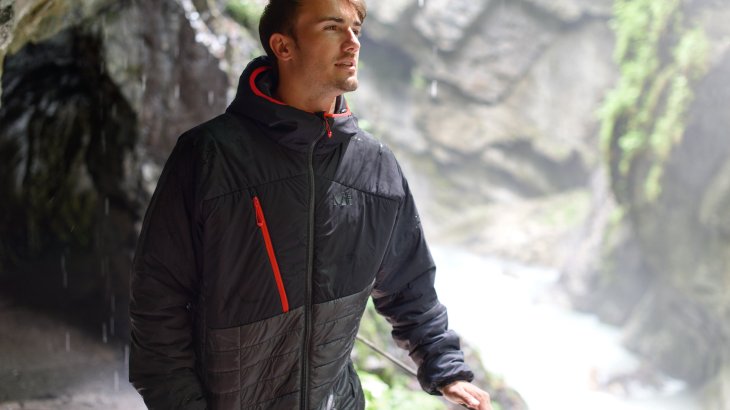 The lightweight thermo hoody from Millet fits into any backpack and protects you when the weather changes in the high mountain areas. The lightweight thermo hoody from Millet fits into any backpack and protects you when the weather changes in the high mountain areas.