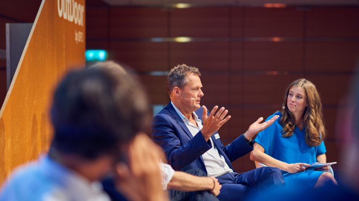 Frank Quiring, Mitglied der Geschätsführung bei Rheingold, während der Round Table Discussion einer der Speaker auf der Bühne. Frank Quiring, Mitglied der Geschäftsführung bei Rheingold, während der Round Table Discussion einer der Speaker auf der Bühne.