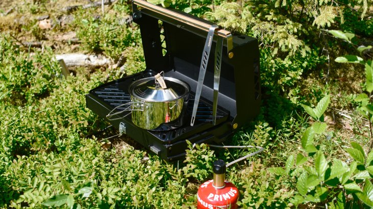 Mit der Grillstation von Primus macht das Kochen unter freiem Himmel so richtig Spaß. Mit der Grillstation von Primus macht das Kochen unter freiem Himmel so richtig Spaß.