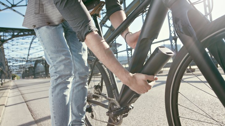 Credit: Fazua The number of engine suppliers is constantly increasing: Munich-based start-up Fazua, for example, relies on its removable drive consisting of an engine and 250-WH battery, which weighs just 3.3 kilograms. The unit used in the E-MTB Focus Raven, for example, can be removed completely at the push of a button.