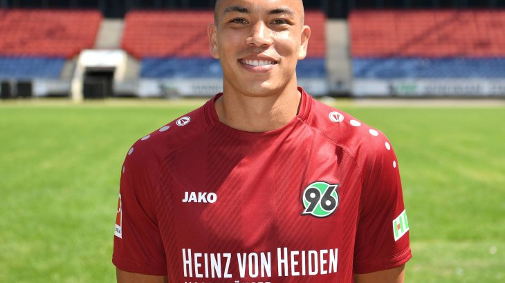 Quelle: Imago Hannover 96 geht wie schon in den letzten Jahren mit Heinz von Heiden als Brustsponsor in die Saison und kassiert dafür bis zu 5 Millionen Euro jährlich. Versicherer HDI bringt auf dem linken Ärmel noch einmal 500.000 Euro.