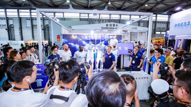 Quelle: Messe München Shanghai Der FC Schalke 04 präsentierte sein neues Auswärtstrikot auf der ISPO Shanghai
