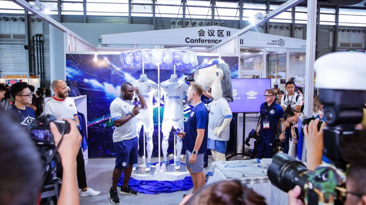 Quelle: Messe München Shanghai FC Schalke 04 presented their new away kit at the ISPO Shanghai