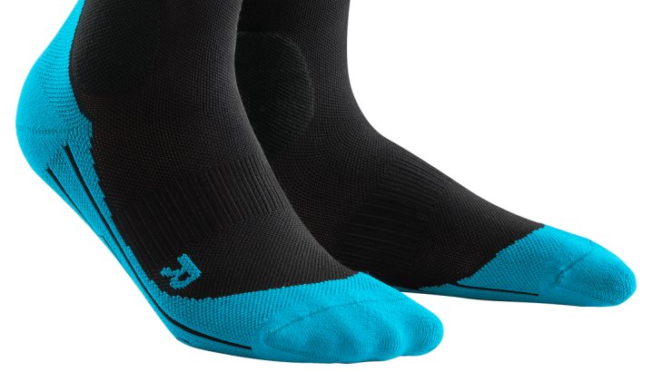 Skisocken von CEP: Ultralight Compression Socks in Black-Blue.