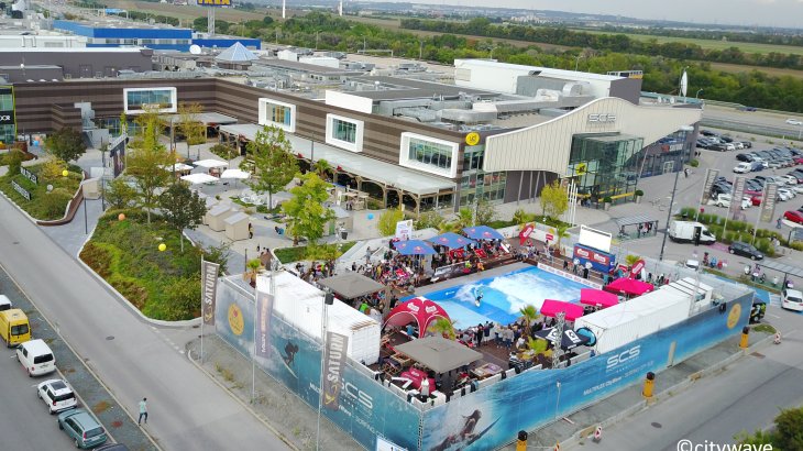 Credit: Citywave Mit der Multiplex Citywave kommt Surffeeling nach Wien. In der Shopping City Süd ist die Citywave das Highlight des Freizeitangebots auf den Mulitplex-Terrassen und ist von Mitte Mai bis September der Hotspot für alle Surfer und Surfbegeisterten. Early Morning Surf, Afterwork Hangout oder Kids Camps sorgen für Surfspaß für Jedermann.