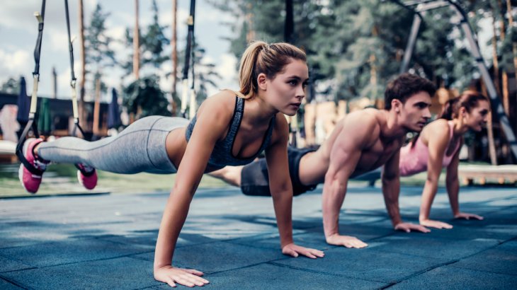 Credit: iStock Trend 3, Gruppen: Fitness wird durch Communities und Apps auch mehr zum Mannschaftssport, was vielen deutlich mehr Spaß macht als Einzeltraining im Studio.
