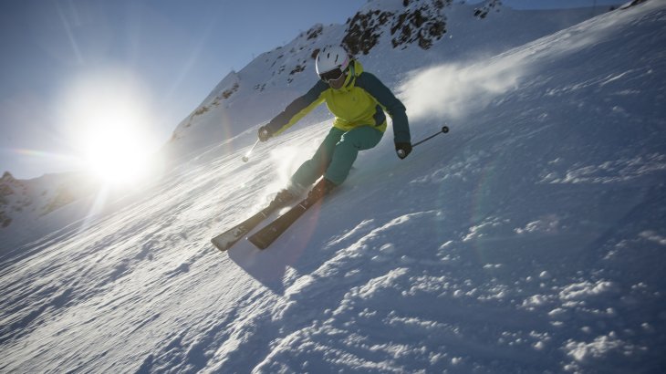 Selbst auf Eis und unebenem Gelände versprechen die neuen Salomon-Ski der „Sons of a Blast“ Halt und ein sicheres Fahrgefühl. 