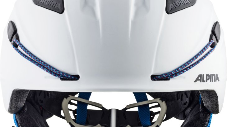 Für Nachteulen: Zwei Riemen fixieren die Stirnlampe vorne am Helm. Für Nachteulen: Zwei Riemen fixieren die Stirnlampe vorne am Helm.