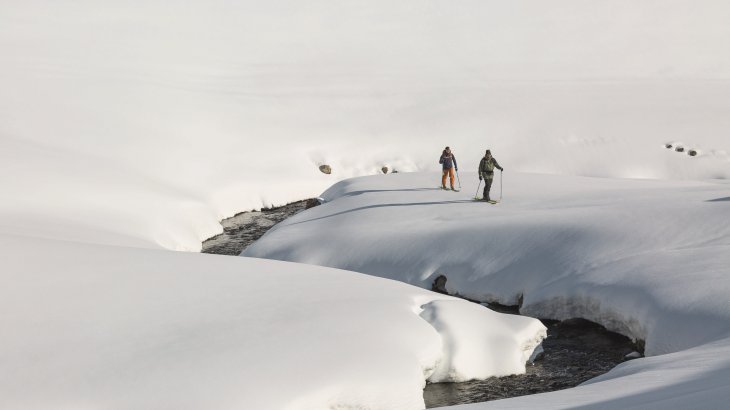 Unverzichtbarer Schutz: Wegen der Strahleninstensität in der Höhe und der Reflexion von Eis und Schnee sind Brillen wie die S-Way VLM+ auf Skitour Pflicht. Unverzichtbarer Schutz: Wegen der Strahleninstensität in der Höhe und der Reflexion von Eis und Schnee sind Brillen wie die S-Way VLM+ auf Skitour Pflicht.