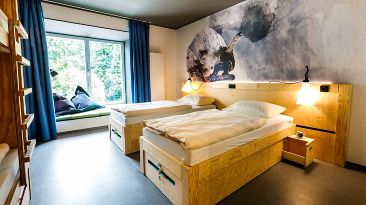Hell & funktional – ein 4-Bett-Zimmer in der lässigsten Jugendherberge der Alpen. Hell & funktional – ein 4-Bett-Zimmer in der lässigsten Jugendherberge der Alpen.