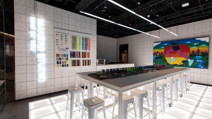 Nike setzt mit seinem House of Innovation 000 in New York wieder einmal Maßstäbe. Hier können die Kunde ihre Produkte customizen.