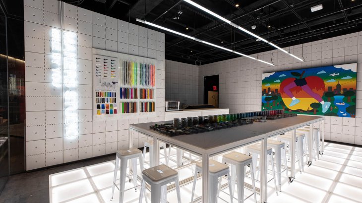 Nike setzt mit seinem House of Innovation 000 in New York wieder einmal Maßstäbe. Hier können die Kunde ihre Produkte customizen. 