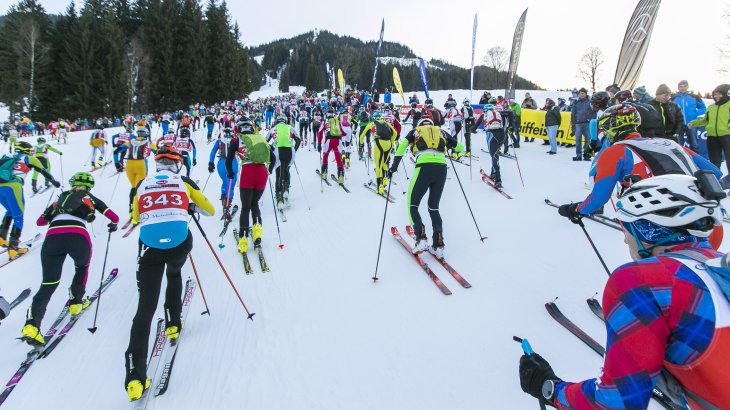 Credit: Wildbild-NMC Massenstart bei der Mountain Attack in Saalbach, wo die Läufer auf gut 40 Kilometer mehr als 3000 Höhenmeter überwinden.