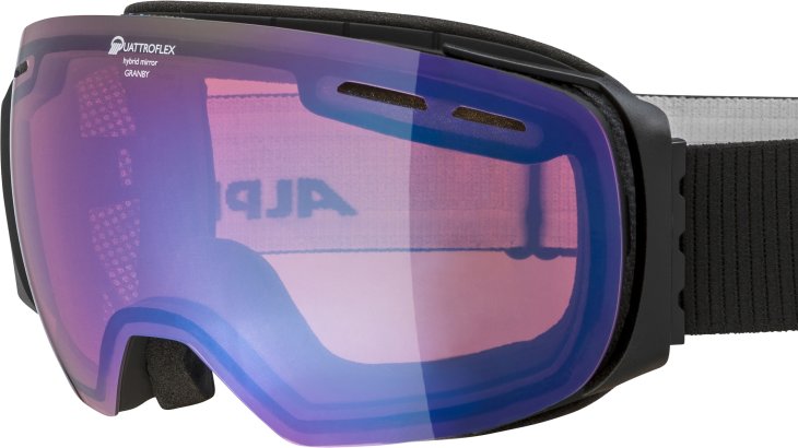 Die Granby von Alpina ist mit QHM-Technologie erhältlich. Die Freeride-Goggle überzeugt zudem mit einem großen Sichtfeld.