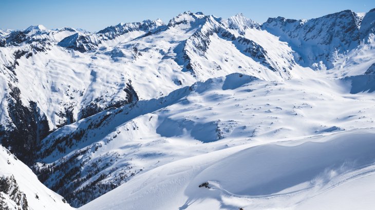 Credit: Alpina/Klaus Polzer Maria Kuzma und Sandra Lahnsteiner haben dank Skibrillen mit QHM-Technologie den Durchblick beim Powdern in Bad Gastein.