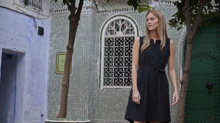 Credit: Royal Robbins Mit dem "Spotless Traveller Dress" in Schwarz können Sie Ihren Tag stilvoll verbringen.