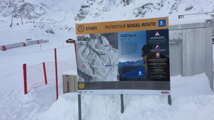Credit: Dynafit Dazu wird die Route von Schautafeln flankiert, die dem Tourengeher wichtiges Basiswissen en passant vermittelt.