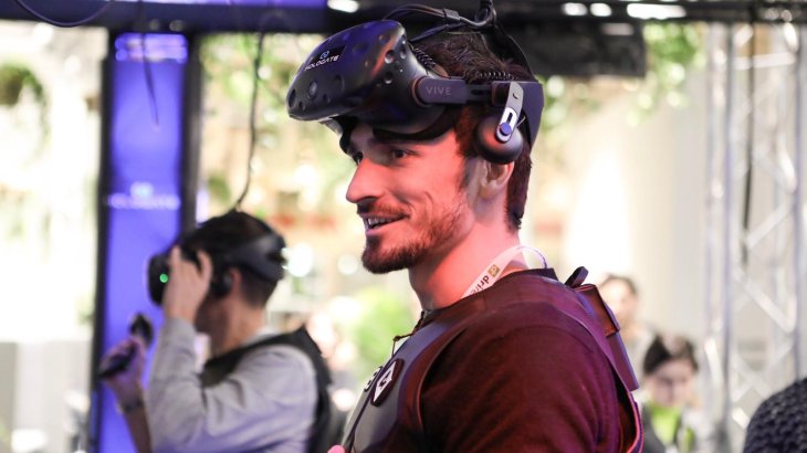 Credit: Julius Fröhlich / contentkueche Auch Bayern-Star Mats Hummels zog es zu ISPO Digitize in Halle C6. Dort bereitete ihm das Hologate sichtlich Spaß.