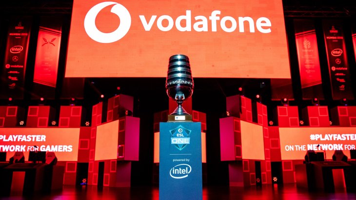 Vodafone ist bei den großen weltweiten Turnieren der ESL als Sponsor präsent. Doch 2018 hat das Telekommunikationsunternehmen auch ein namhaftes Team an Land gezogen: Mousesports ist das vielleicht renommierteste eSports-Team Deutschlands. Seit Juni 2018 ist Vodafone dort Hauptsponsor und ist nicht nur auf den Trikots von Mousesports prominent zu sehen, sondern will über die gemeinsamen Medienkanäle noch mehr Fans der netzaffinen Zielgruppe erreichen und dabei neben Ergebnisberichten und Highlight-Videos vo