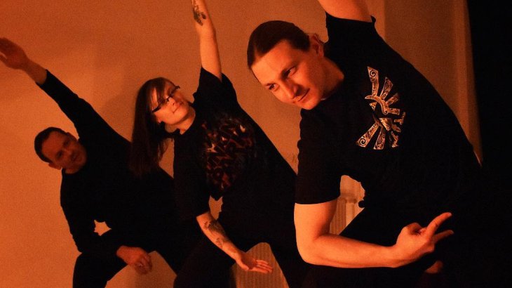 Credit: Instagram.com/yogadu.de Ähnlich wie beim Yoga Dance dreht sich beim Schwarzen Yoga alles um Musik. Allerdings kommt hierbei Heavy Metal zum Einsatz.
