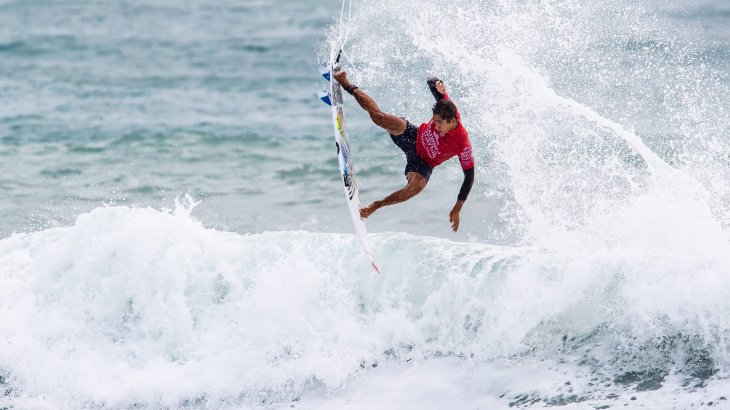 Circa 45 Minuten von Tokio entfernt treten sie am Spot „Chiba“ an. 20 Männer und 20 Frauen surfen jeweils in einer Kategorie – dem Shortboard. Der Zwei-Tage-Contest wird wohl eine Art US Open in Japan.