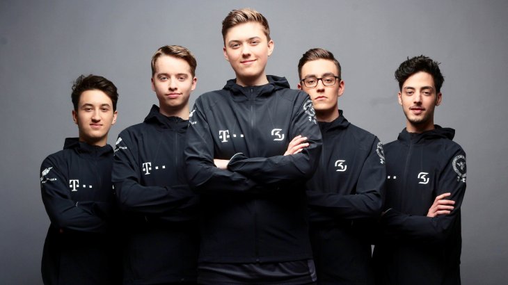 Im Juni 2018 ist auch die Telekom in eSports eingestiegen. Da nämlich verkündete das Unternehmen eine Technologie-Partnerschaft mit der Organisation SK Gaming. „Der Fokus unserer Partnerschaft liegt auf der Unterstützung des neuen League of Legends-Teams, dem wir für die anstehenden Wettkämpfe alles Gute und viel Erfolg wünschen“, sagt Hiro Kishi, Leiter Sportsponsoring der Telekom Deutschland. „Neben kommunikativen Aktivitäten rund um das Team werden wir die Plattform eSports dazu nutzen, den Mehrwert unse