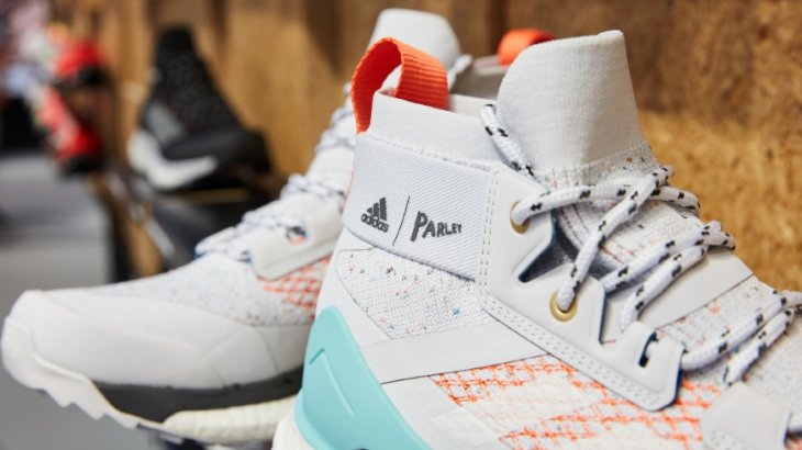 Nachhaltiger Sportschuh aus Kunststoffabfällen: Freier Wanderer Adidas x Parley