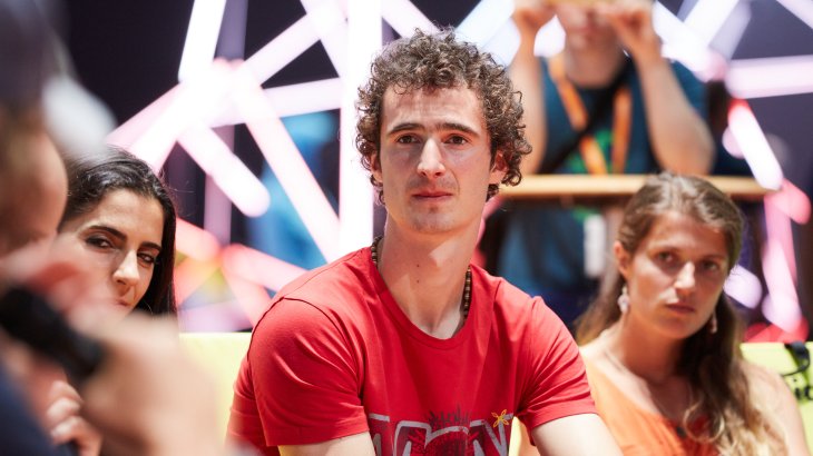 Adam Ondra beim Panel Talk Adam Ondra sitzt zwischen Menschen
