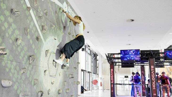 Besucherin an der digitalisierten Kletterwand Besucherin an der digitalisierten Kletterwand
